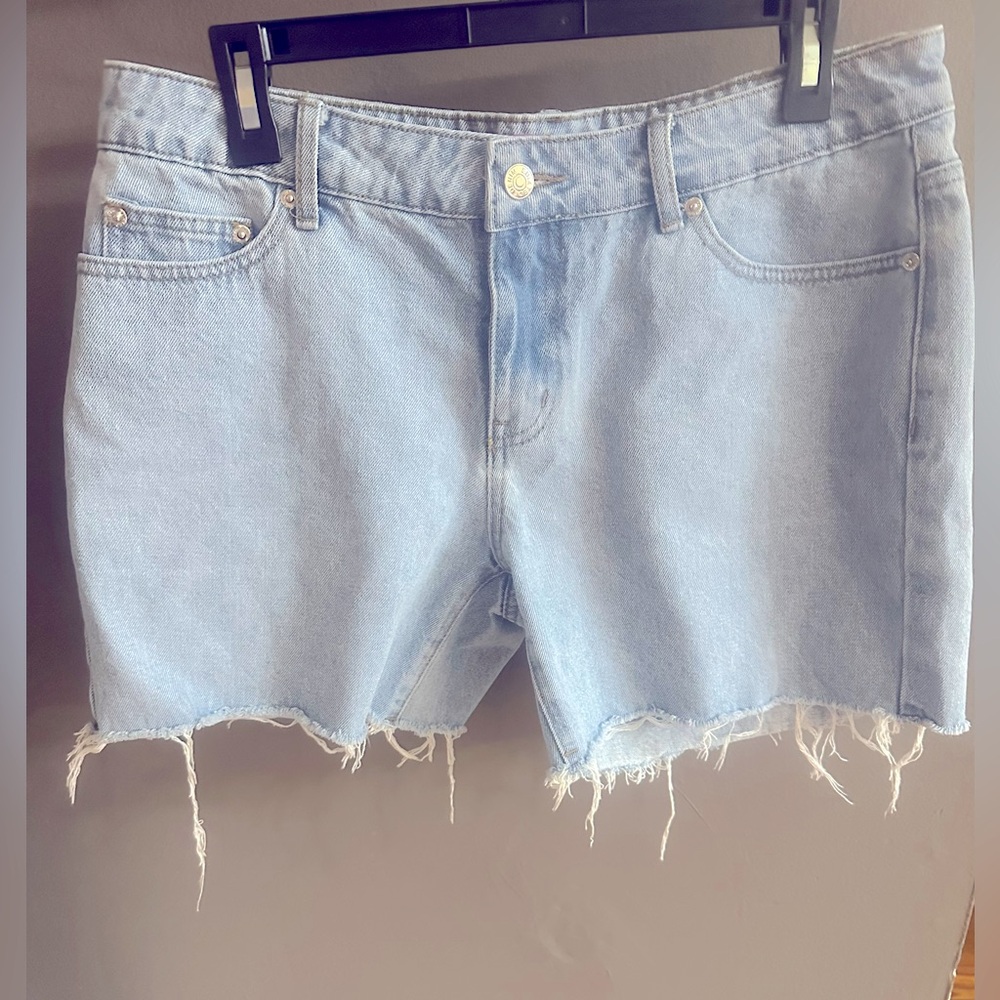 EDIKTED DENIM SHORTS